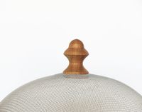 Support à gâteau rond en teck fait main avec piétement en ochre et bleu |   Présentoir à desserts haut de gamme, lavage à la main uniquement, N.S OVERSEAS