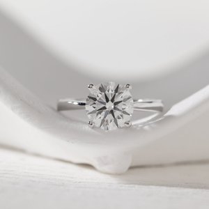 Bague de mariage solitaire de luxe en or finition diamant de laboratoire 3 carats, avec bande conique et diamant rond, pour la mariée - Product Image 5