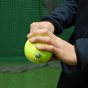 Pelota giratoria de softball para entrenamiento en interiores - Product Image 1