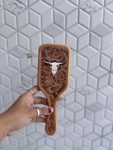 Cepillo para el Cabello de Cuero y Madera Hecho a Mano con Tallado Floral, Diseño Moderno Minimalista, Forma Rectangular, Última Colección - Product Image 1