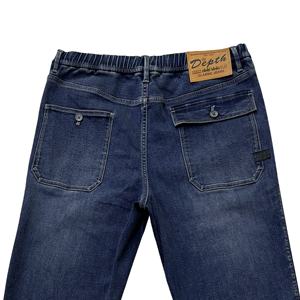 Pantalon cargo ample pour homme, taille mi-haute, avec cordon de serrage, en denim délavé foncé et effet monkey wash, fermeture éclair, collection Printemps-Automne, fabrication OEM - Product Image 4