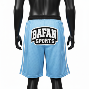 Shorts deportivos de malla transpirable de poliéster premium para hombre, color azul claro, con panel de rayas y logotipo bordado personalizado. Shorts de malla para hombre. - Product Image 3