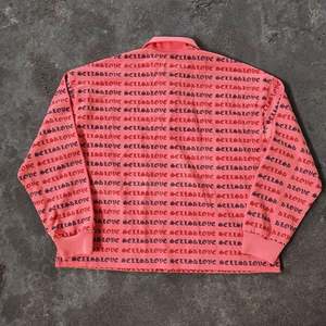 เสื้อโปโลแขนยาวผู้ชาย พิมพ์ลายตัวอักษรทั่วตัว สีชมพูคอรัล ดำ สไตล์ลำลอง แฟชั่นสตรีทแวร์ เสื้อผ้าผู้ชาย เนื้อผ้านุ่ม - Product Image 2