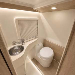 Caravane compacte tout-terrain avec cuisine moderne, espace de couchage et salle à manger pour 4 personnes, idéale pour le camping aventure. - Product Image 6