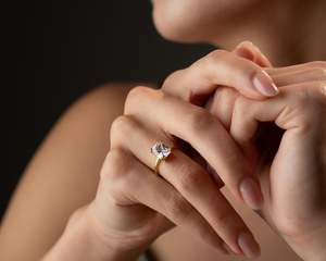 แหวนมอสซาไนต์ทรงเจ้าหญิง เงินแท้ 925 ชุบทอง 14K เวอร์เมล ทรงสี่เหลี่ยม เรียบหรู แหวนมอสซาไนต์แบบมินิมอล เครื่องประดับอัญมณีชั้นดี - Product Image 6