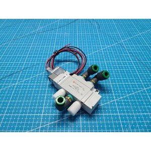 Vanne solénoïde 5 ports SMC SY5120-5LOZ-01, utilisée comme pièce détachée pour équipement semi-conducteur Legacy - Product Image 5