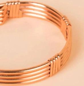 Bracelet manchette unisexe en cuivre martelé fait main, artisanat métallique de luxe, personnalisable pour la remise des diplômes, style antique - Product Image 2