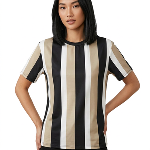 เสื้อยืดแขนสั้นลายทางผู้ชาย คอกลม ทรงปกติ ผ้าทอ สีดำ ขาว เบจ ลายพิมพ์ - Product Image 2
