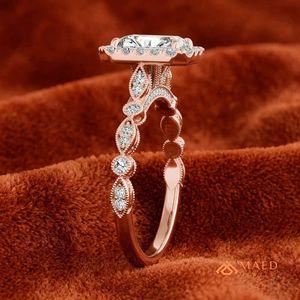 แหวนหมั้นโรสโกลด์ประดับมอสซาไนต์สำหรับผู้หญิง ชุบทองคำขาว 14K ทรงมรกต ประดับเพชรแบบ Halo Prong หรูหรา สำหรับเจ้าสาว แหวนสัญญา เครื่องประดับชั้นดี - Product Image 3
