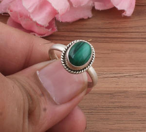 แหวนเงินแท้ประดับมาลาไคต์ธรรมชาติ หินสีเขียว ดีไซน์คลาสสิก เหมาะสำหรับงานแต่งงานและงานเลี้ยง สำหรับผู้หญิง เครื่องประดับคุณภาพดี ขายส่ง - Product Image 1