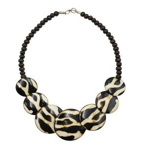 Collier artisanal en résine, fabriqué en Inde, nouveau look, bijou pour femme - art de la résine - Product Image 1