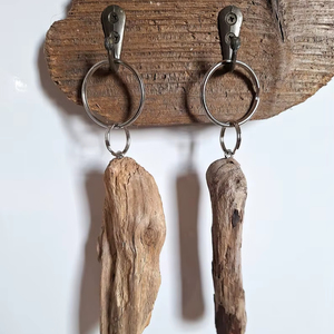 Porte-clés artisanal en bois flotté naturel, cadeau pour les amoureux de la nature - Product Image 1