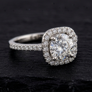Anillo de compromiso de diamante cultivado en laboratorio de corte redondo con halo y pavé, solitario de diamante con acento de anillo de boda en oro blanco de 10k, 14k, 18k - Product Image 1