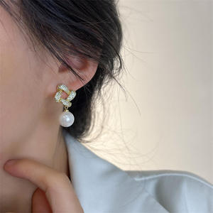 Boucles d'oreilles pendantes minimalistes en argent plaqué luxe avec perles et moissanite taille brillant, design géométrique, pour bijoux de fête unisexe - Product Image 2
