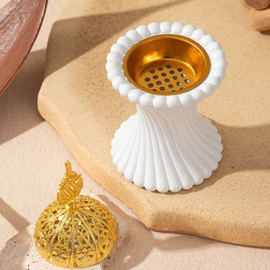 Brûle-encens brun orné avec des cannelures verticales en spirale et un couvercle bombé doré poli avec un finitionnel haut, parfait pour la décoration - Product Image 3
