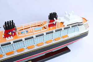Modèle de bateau de croisière américain en bois peint à la main DIS.NEY DREAM, inspiré de la collection de décoration de la ligne de croisière Dis.ney - Product Image 3