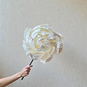 Flores de Madera Sola Mini Peony Blancas Hechas a Mano y Sostenibles, Tamaño: 8.5 CM, Varilla de Fibra de Planta de Sesbania de Tailandia - Product Image 2
