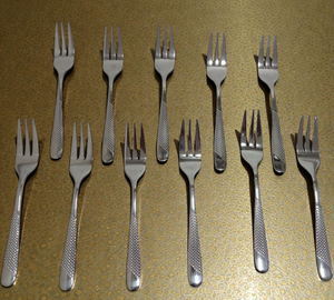 Ensemble de 12 fourchettes modernes et durables en acier inoxydable, robustes, multifonctionnelles, polies miroir, pour desserts, usage hôtelier et restaurant - Product Image 1