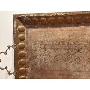 Bandeja Decorativa Rectangular de Latón con Patrón Abstracto Grabado y Asas Ornamentadas, Diseño Tradicional para Uso en Mesa - Product Image 6