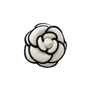 Broche chic en tissu fleur de camélia, épinglette florale faite à la main, accessoire décoratif pour vêtements, bijou pour femme, idéal pour mariage et soirée - Product Image 1