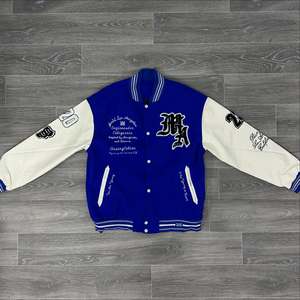 Chaqueta Varsity Reversible Personalizada de Primera Calidad, Resistente al Viento, Unisex, con Bordado Chenille y Exterior de Seda, Venta al Por Mayor - Product Image 4