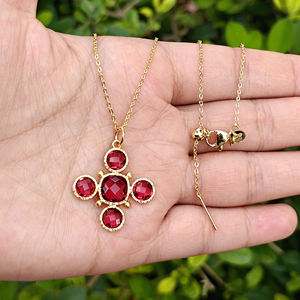 Collier pendentif religieux tendance en or 18 carats plaqué, motif croix en quartz rubis taillé, design perlé - Product Image 4