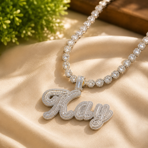 Collier Pendentif Lettre Personnalisé Sertie de Moissanite et Diamants Baguette, Breloque Prénom Unisexe - Product Image 5