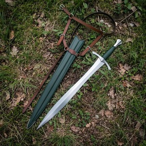 Espada de acero al carbono hecha a mano con funda de cuero verde y conjunto de cinturón marrón - Product Image 5