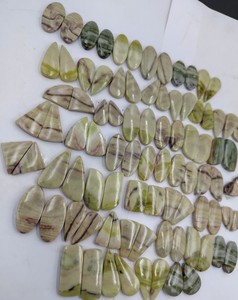 พลอยเซอร์เพนทีนสีเขียวธรรมชาติแบบขายส่ง คู่พลอยเจียระไนทรงคาโบชอง พร้อมสีเปลี่ยนแปลงจากราชสถาน สำหรับทำต่างหู - Product Image 3