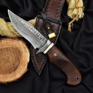 Cuchillo Bowie Maysara Forge de Acero de Damasco con Hoja Fija para Caza, Desollado y Camping, Mango Personalizado de Madera de Palisandro con Funda - Product Image 1