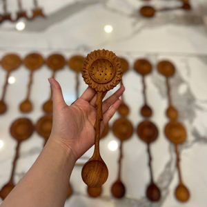 ทัพพีรูรูปดอกทานตะวัน ด้ามไม้ สำหรับทอด ตัก และเสิร์ฟ ขายส่งเวียดนาม - Product Image 1