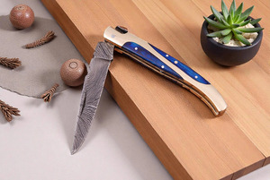 Couteau pliant Laguiole en acier Damas fait main, manche en bois bleu et laiton, couteau de poche EDC, fabricant et fournisseur en gros - Product Image 6