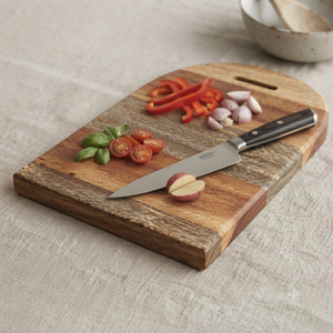 Tabla de cortar de madera arqueada con rayas horizontales multicolor y asa rectangular integrada para cortar verduras - Product Image 5
