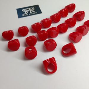 Anillo de Resina Hecho a Mano con Corazón Rojo, Anillo Grueso de Resina, Acabado Brillante, Joyería de Moda para Mujeres y Niñas, Regalo de San Valentín - Product Image 4