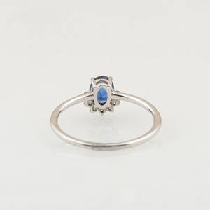 แหวนหมั้นไพลินสีน้ำเงินทรงรี ประดับพลอยเม็ดเล็ก วงแหวนอัญมณี ของขวัญวันเกิดสำหรับเธอ - Product Image 3