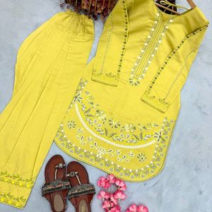 Conjunto de pantalón palazzo de seda romana pura premium con bordados, mangas elegantes y diseño completamente cosido. Este elegante conjunto es étnico. - Product Image 1