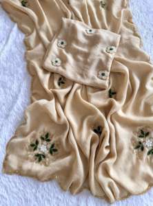 Sari en soie Rangoli Soft Crush avec de magnifiques broderies sur toute la surface, style soirée, blouse assortie incluse - Product Image 2