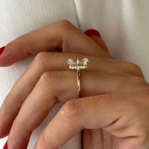 Anillo de Compromiso con Diamante Cultivado en Laboratorio, Corte Esmeralda, Diseño Único, Halo Oculto, Oro Amarillo de 18k, 3 Quilates, Certificado IGI - Product Image 4