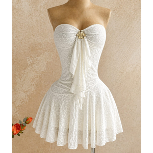 Elegante Vestido Mini de Encaje sin Tirantes con Detalle de Broche Floral - Product Image 5