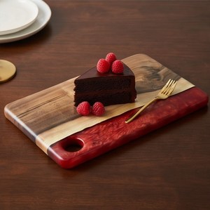 Planche à découper rectangulaire contemporaine en bois avec incrustation en résine rouge et trou pour la poignée - Product Image 2