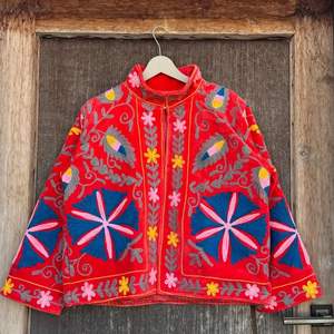 Chaqueta de terciopelo verde con bordado a mano, estilo bohemio, chaqueta bordada Suzani, chaqueta corta - Product Image 1