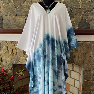 Robe caftan en rayonne turquoise tie-dye à col en V, art portatif, taille unique, style bohème - Product Image 1
