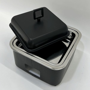 Plat à réchaud moderne noir avec poignée carrée, corps extérieur côtelé et garniture argentée pour des événements élégants et des mariages - Product Image 6