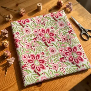 Tissu en coton respirant et léger à imprimé floral blanc, motif botanique rose et vert pour robe Kurti ethnique pour femmes - Product Image 6