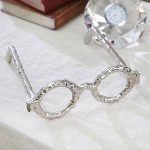 Escultura de gafas de aluminio de diseño, hecha a mano, pieza decorativa para el vestíbulo de un hotel y oficina. - Product Image 4