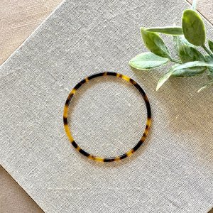 Fournisseur d'accessoires modernes, grossiste en bijoux fantaisie, fabricant de bracelets pour femmes, bracelets en acrylique en gros, artisanat en résine coloré - Product Image 4