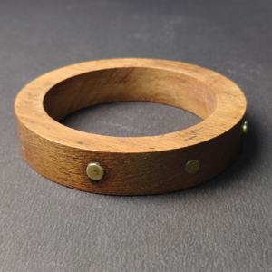 Brazalete Clásico de Madera Maciza con Remaches Pequeños de Latón Pulido - Pulsera de Madera Natural Estilo Rústico Chic - Acabado a Mano - Product Image 3