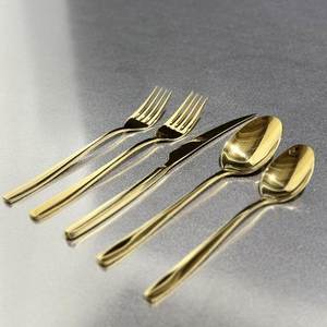 Ensemble de couverts élégants en métal, cuillère, fourchette, couteau, pour une présentation haut de gamme sur la table des restaurants et hôtels. - Product Image 1