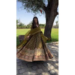 BATA DE TRABAJO DE HILO DE GEORGETTE ATRACTIVA CON DUPATTA MAHENDI - Product Image 1