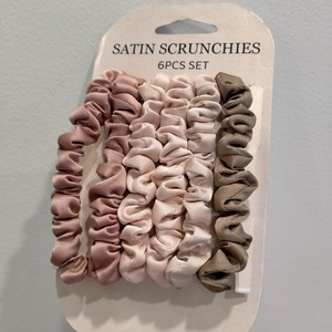 Mini chouchous en soie du Vietnam, bandeaux pour cheveux sans dommage ni plis, emballage en boîte plastique et carte, élastiques à cheveux, chouchous en caoutchouc - Product Image 1